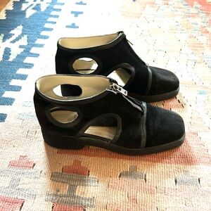 Muxart Barcelona Avant-garde Cutout Suede Ankle Boots